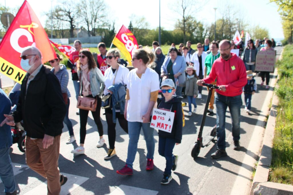MANIFESTATION A NEVERS POUR LA DEFENSE DE LA MATERNITE